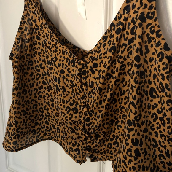 Cropped Leopard Print Button Tank - Picture 3 of 4